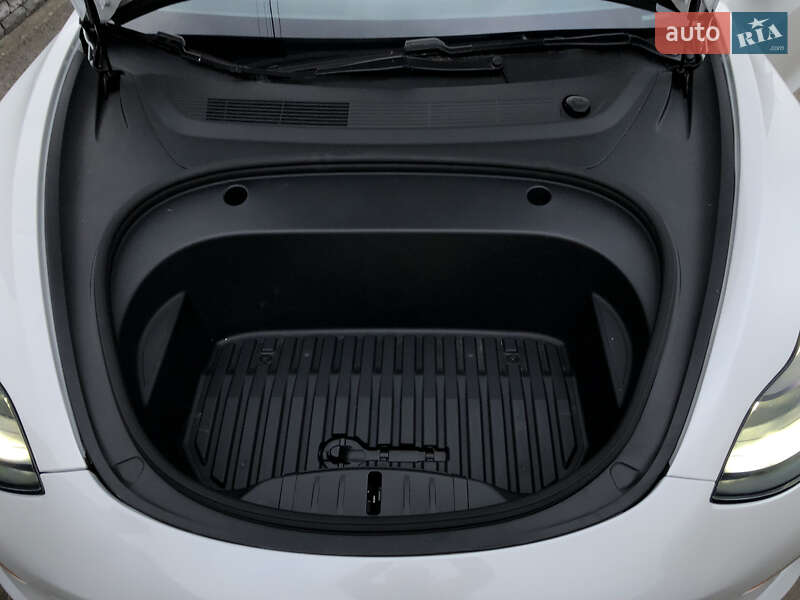 Седан Tesla Model 3 2021 в Киеве