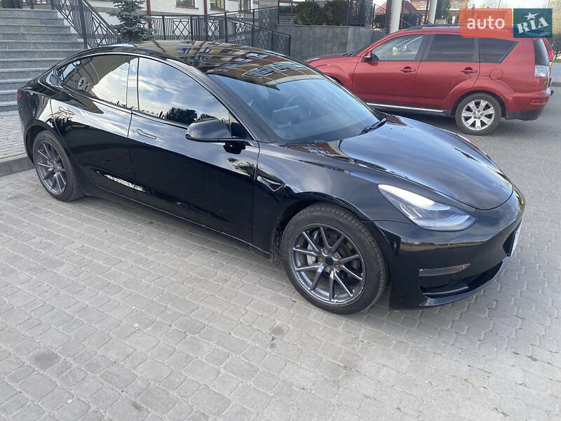 Седан Tesla Model 3 2019 в Шептицькому