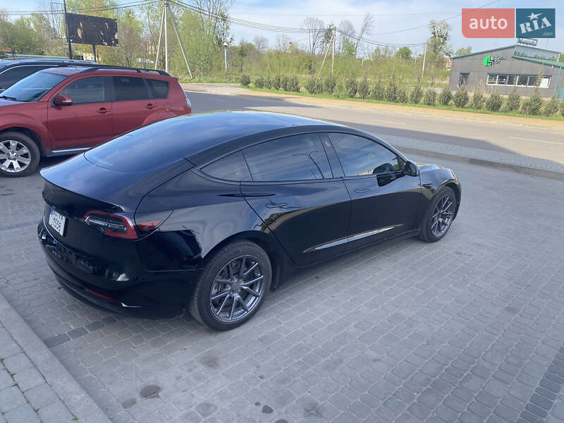 Седан Tesla Model 3 2019 в Шептицькому
