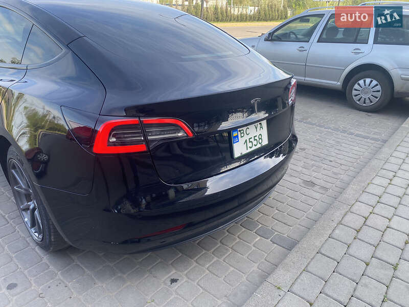 Седан Tesla Model 3 2019 в Шептицькому