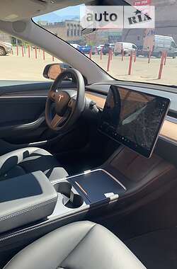 Седан Tesla Model 3 2021 в 