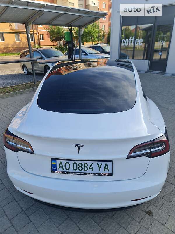 Седан Tesla Model 3 2021 в Мукачевому