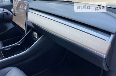 Седан Tesla Model 3 2020 в 