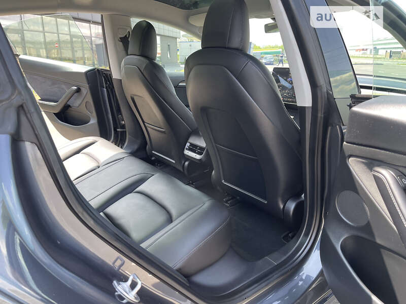 Седан Tesla Model 3 2021 в Умани