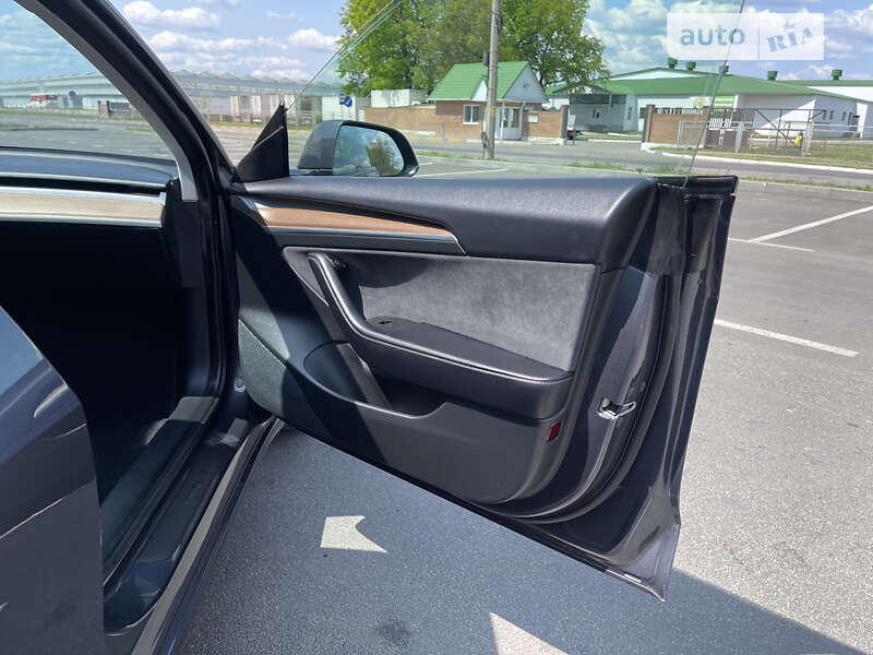 Седан Tesla Model 3 2021 в Умани