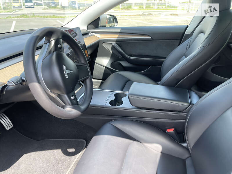Седан Tesla Model 3 2021 в Умани