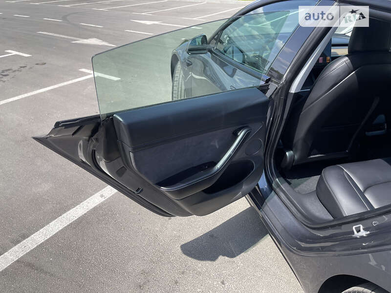 Седан Tesla Model 3 2021 в Умани