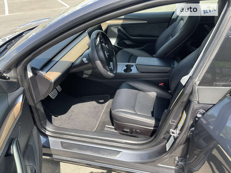 Седан Tesla Model 3 2021 в Умани