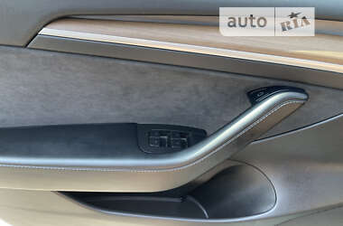 Седан Tesla Model 3 2021 в Умани