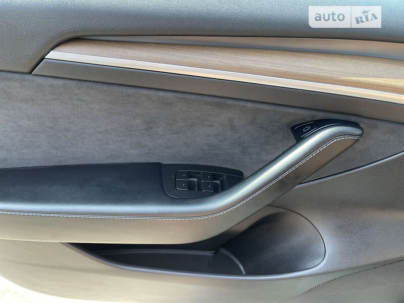 Седан Tesla Model 3 2021 в Умани