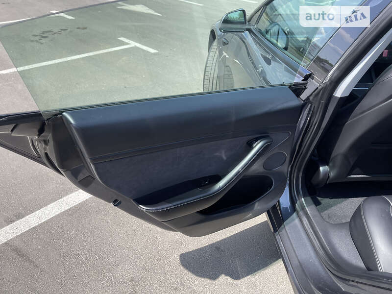 Седан Tesla Model 3 2021 в Умани