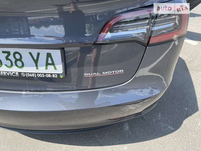 Седан Tesla Model 3 2021 в Умани