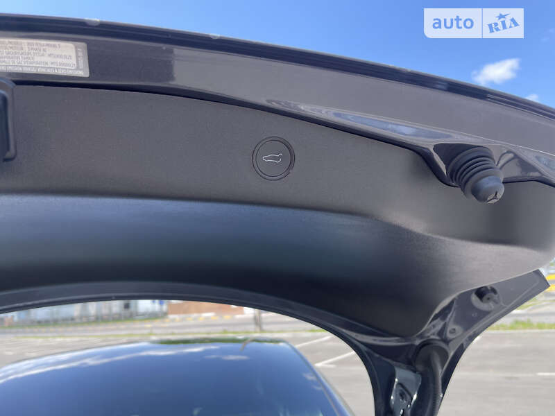 Седан Tesla Model 3 2021 в Умани