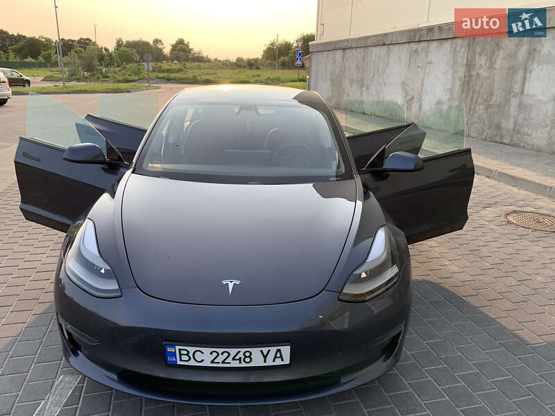 Седан Tesla Model 3 2021 в Львове