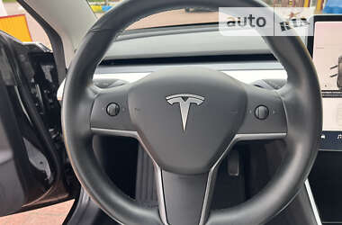Седан Tesla Model 3 2019 в Трускавці