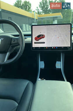 Седан Tesla Model 3 2020 в 