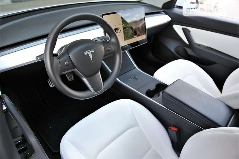 Седан Tesla Model 3 2020 в Киеве