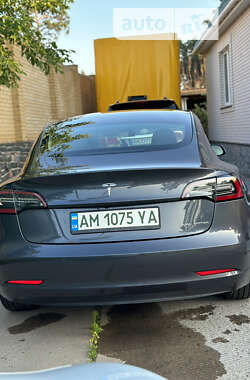 Седан Tesla Model 3 2022 в 