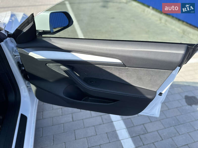 Седан Tesla Model 3 2022 в Калуше