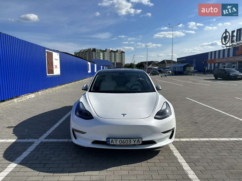 Седан Tesla Model 3 2022 в Калуше