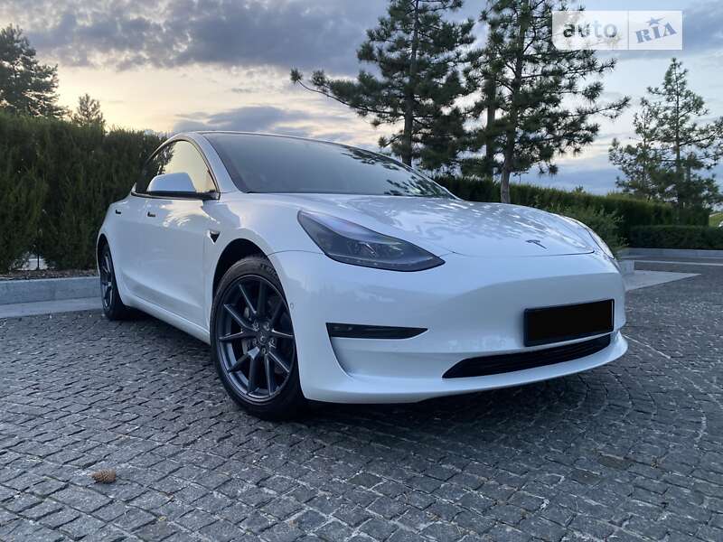 Седан Tesla Model 3 2022 в Киеве