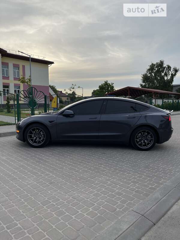 Седан Tesla Model 3 2021 в Львові