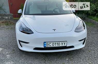 Седан Tesla Model 3 2021 в Воловце