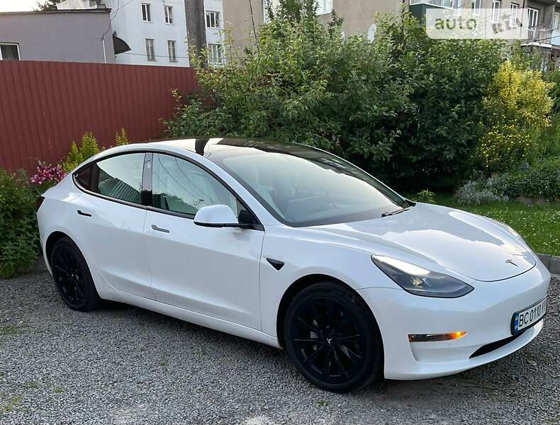 Седан Tesla Model 3 2021 в Воловцю