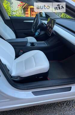 Седан Tesla Model 3 2021 в Воловце