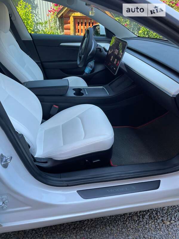 Седан Tesla Model 3 2021 в Воловцю