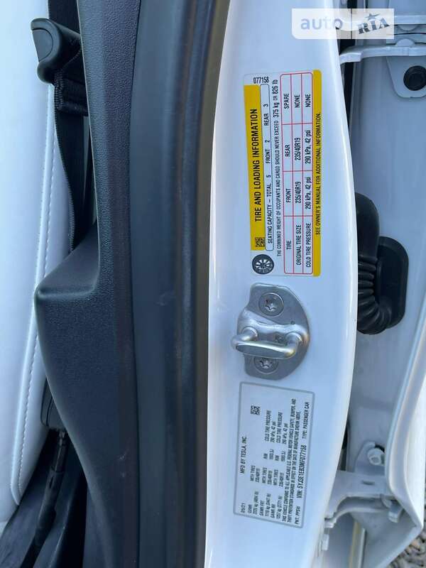 Седан Tesla Model 3 2021 в Воловцю