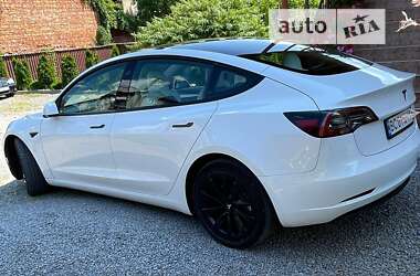 Седан Tesla Model 3 2021 в Воловце