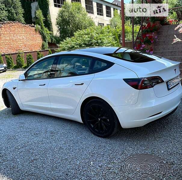 Седан Tesla Model 3 2021 в Воловцю