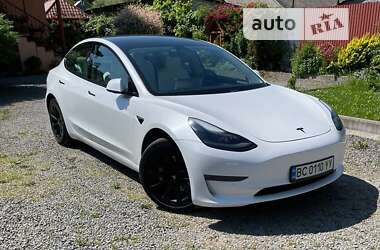 Седан Tesla Model 3 2021 в Воловце