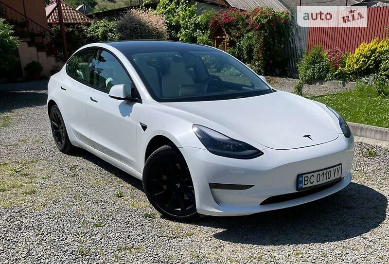Седан Tesla Model 3 2021 в Воловцю