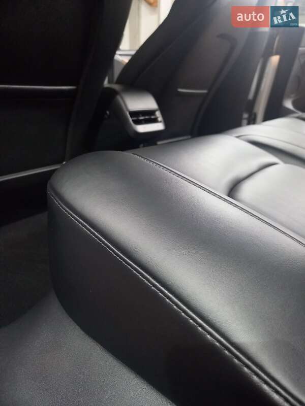 Седан Tesla Model 3 2022 в Староконстантинове