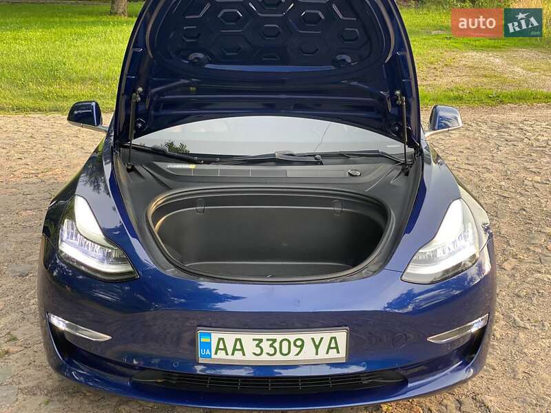 Седан Tesla Model 3 2018 в Сумах