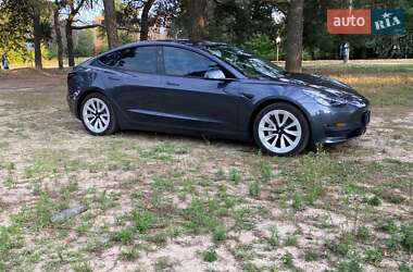 Седан Tesla Model 3 2022 в 