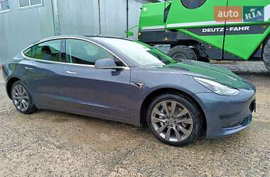 Седан Tesla Model 3 2020 в Звенигородці