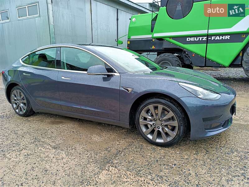 Седан Tesla Model 3 2020 в Звенигородці