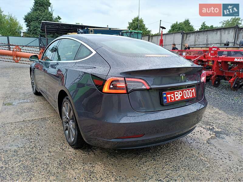 Седан Tesla Model 3 2020 в Звенигородці
