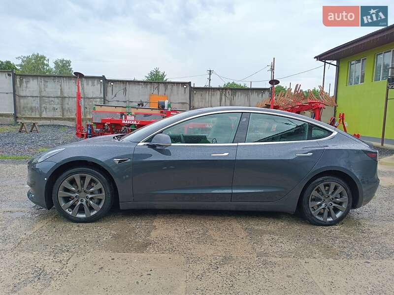 Седан Tesla Model 3 2020 в Звенигородці