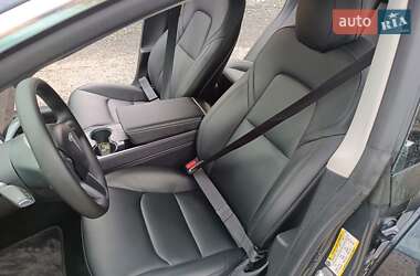 Седан Tesla Model 3 2020 в Звенигородці