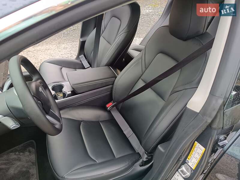 Седан Tesla Model 3 2020 в Звенигородці