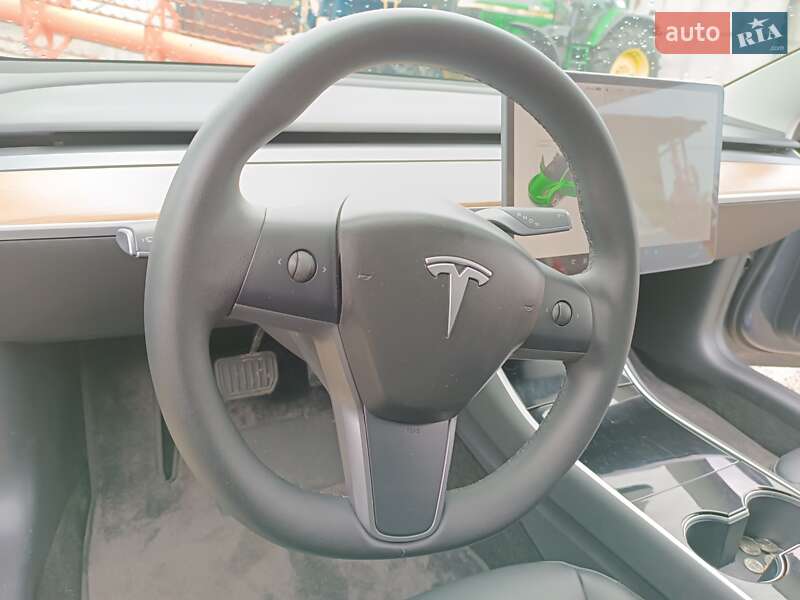 Седан Tesla Model 3 2020 в Звенигородці