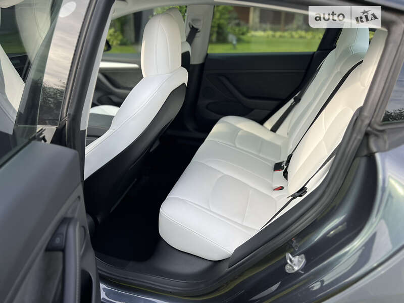 Седан Tesla Model 3 2021 в Львові