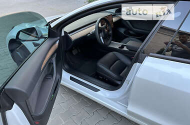 Седан Tesla Model 3 2022 в 