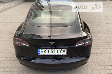 Седан Tesla Model 3 2021 в Вараше