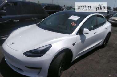 Седан Tesla Model 3 2021 в Воловце