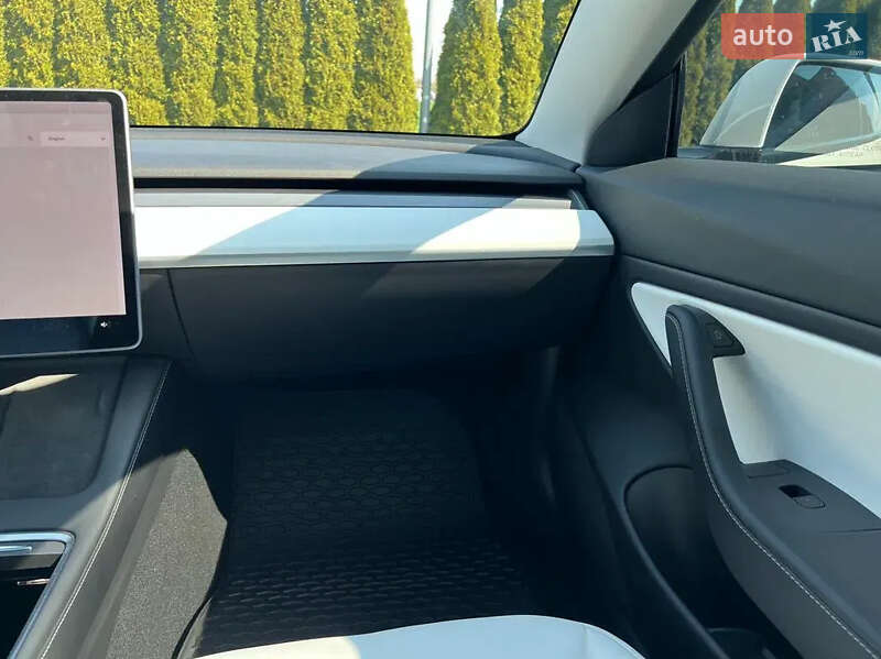 Седан Tesla Model 3 2020 в Львове